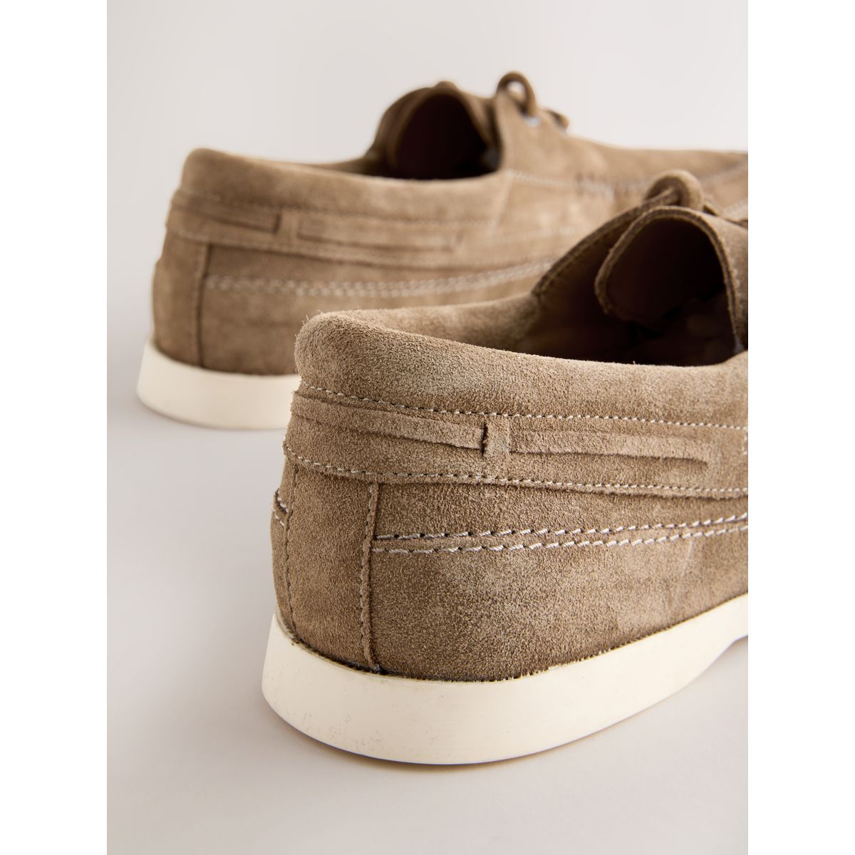 Chaussures bateau en daim à surpiqûres naturel, NEXT