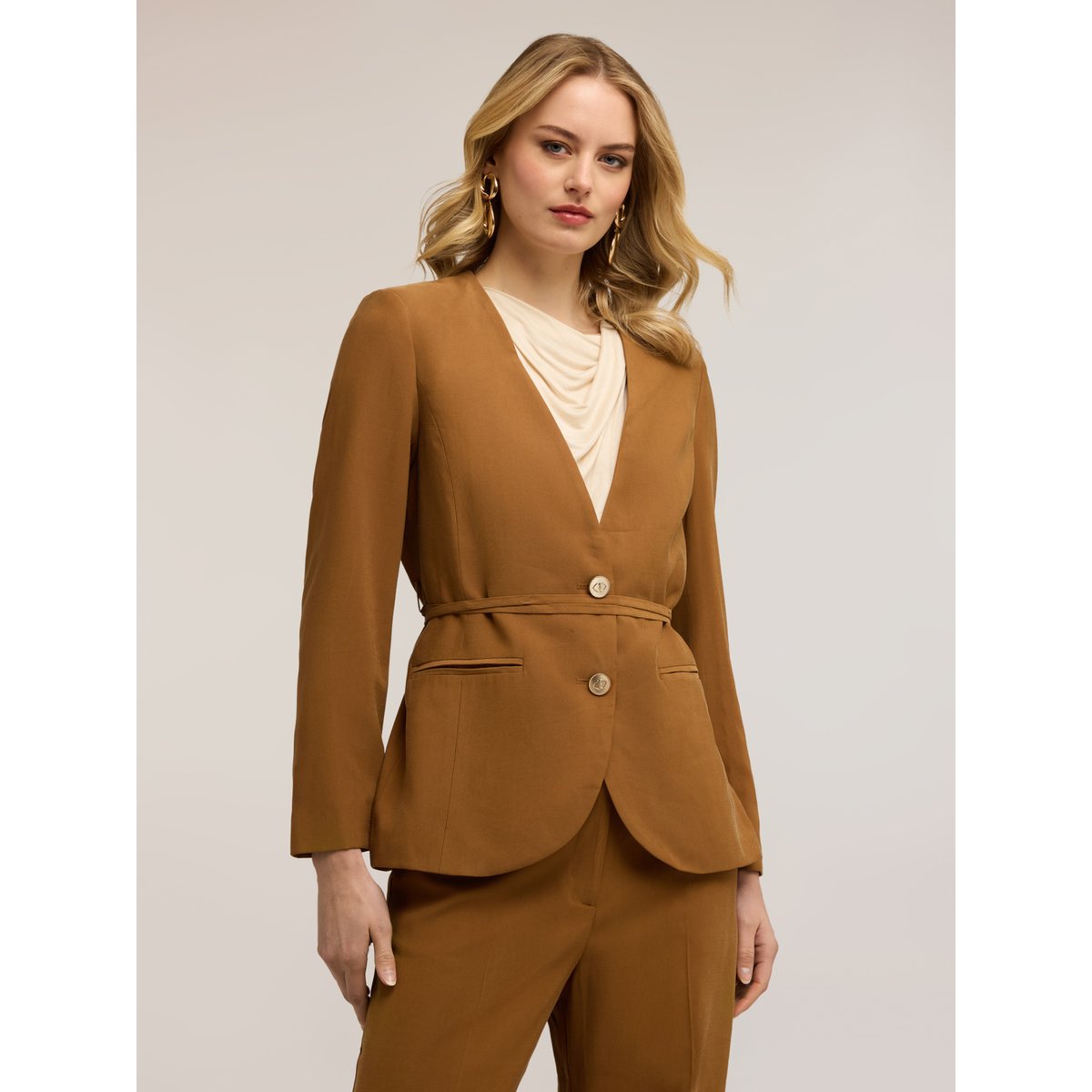 Veste sans col avec ceinture marron, MOTIVI