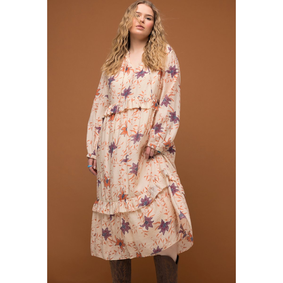 Robe maxi avec ruchés. Motif à fleurs. Ligne champagne clair, STUDIO UNTOLD