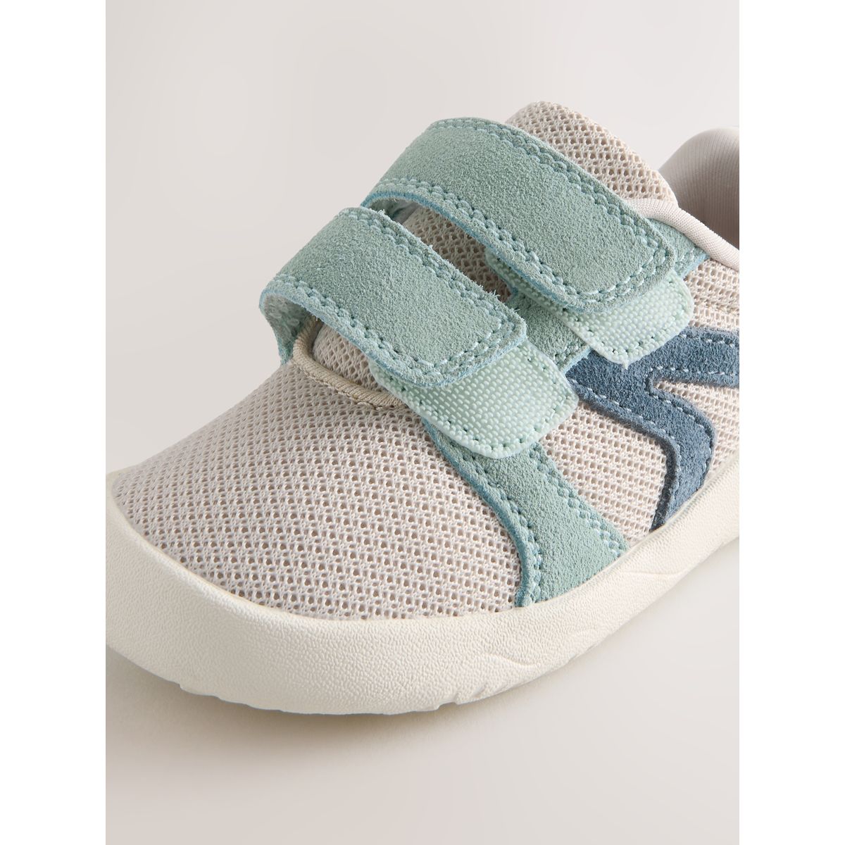 Baskets en cuir à scratch effet pieds nus blanc, NEXT