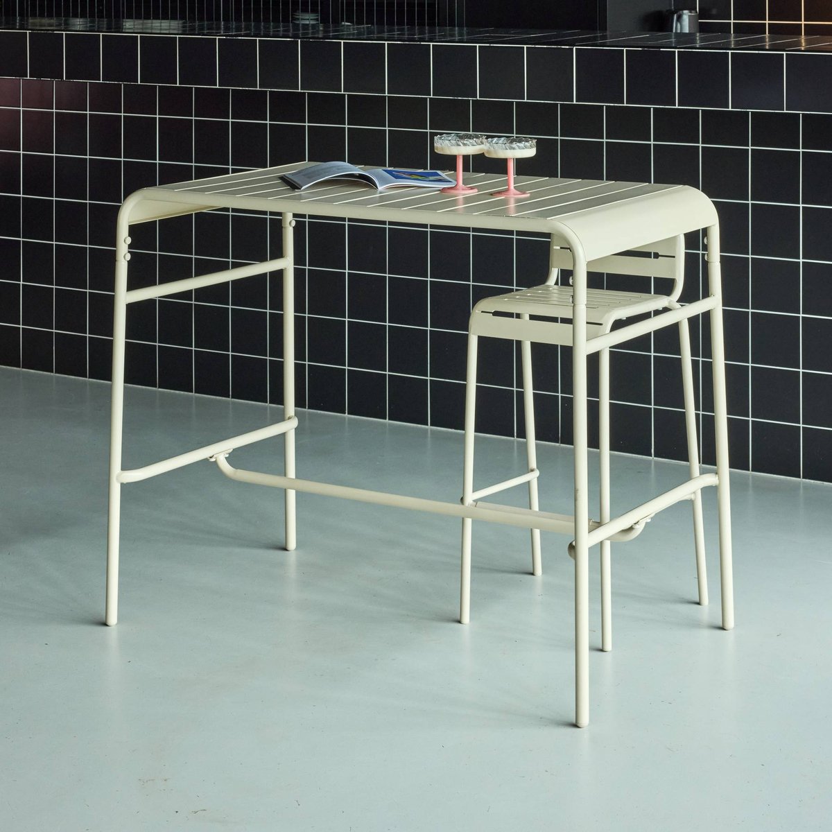 Table haute de jardin métal 4 places AMÉLIA beige, SWEEEK