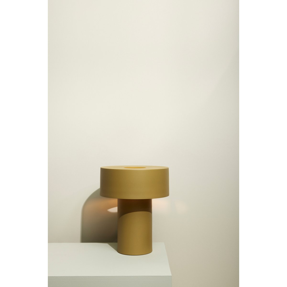 Lampe de table en fer AKI khaki, HUBSCH