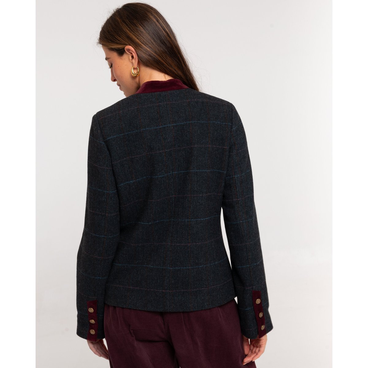 Veste à motif chevron bleu et gris avec détails en veloursVeste courte à carreaux avec détails en velours bordeaux et boutons dorés tableaux, THE-ARE