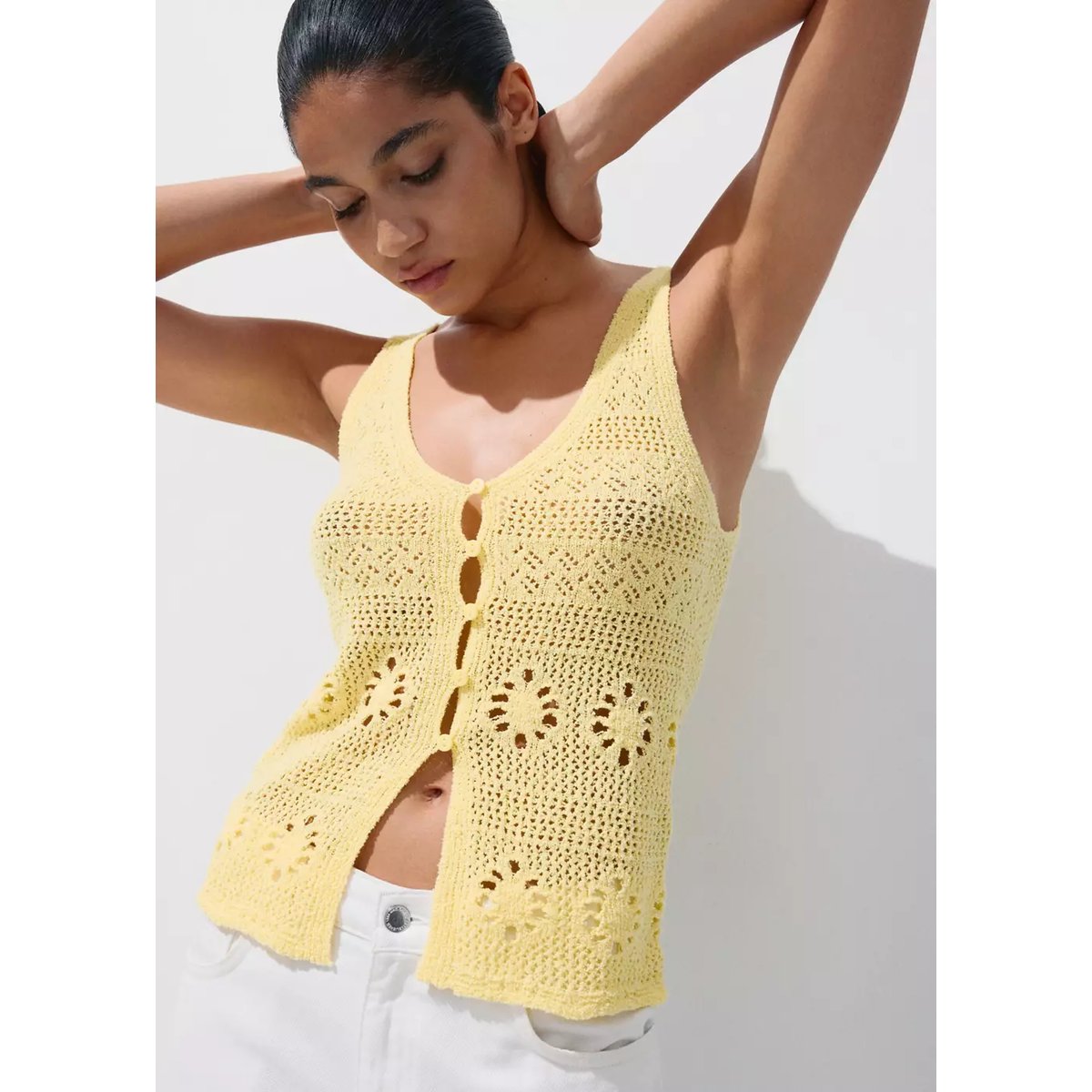 Gilet crochet à boutons jaune, MANGO