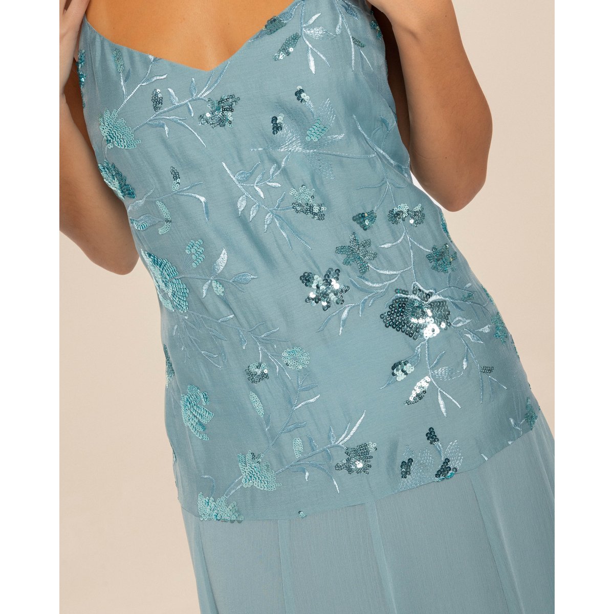 Robe longue en mousseline brodée à fleurs et sequins bleu, THE-ARE