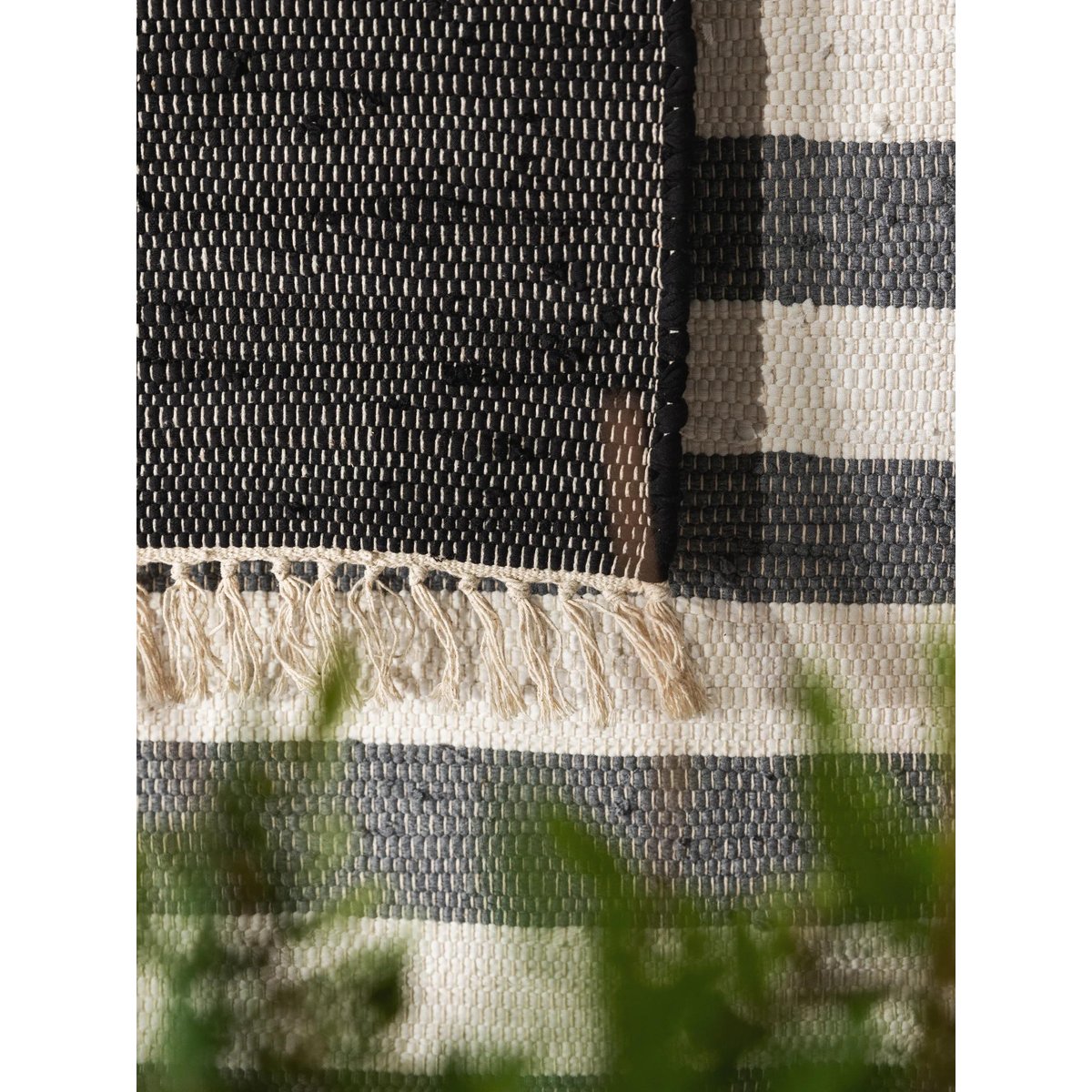 Tapis fabriqué à partir de matériaux recyclés tissé main TOM gris/blanc, BENUTA 