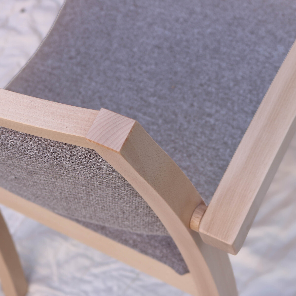 Chaise design en bois massif avec accoudoirs – Assise et dossier rembourrés gris, EUROPE & NATURE