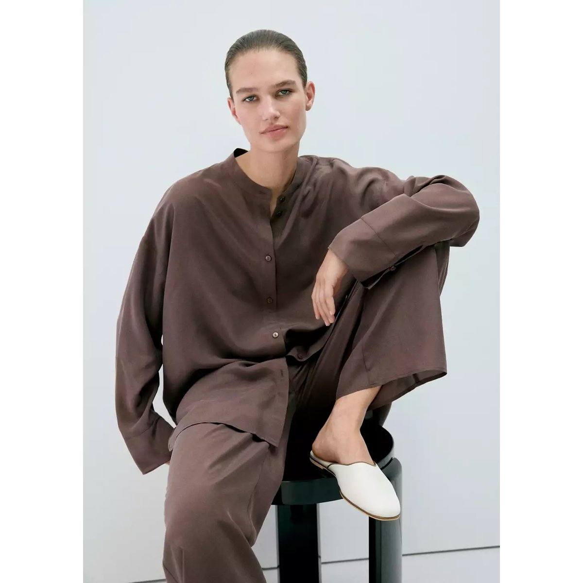 Chemise 100 % soie lavée marron, MANGO