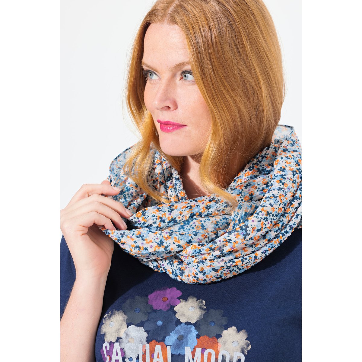 Foulard tubulaire à fleurs, avec jolis plis blanc cassé, ULLA POPKEN