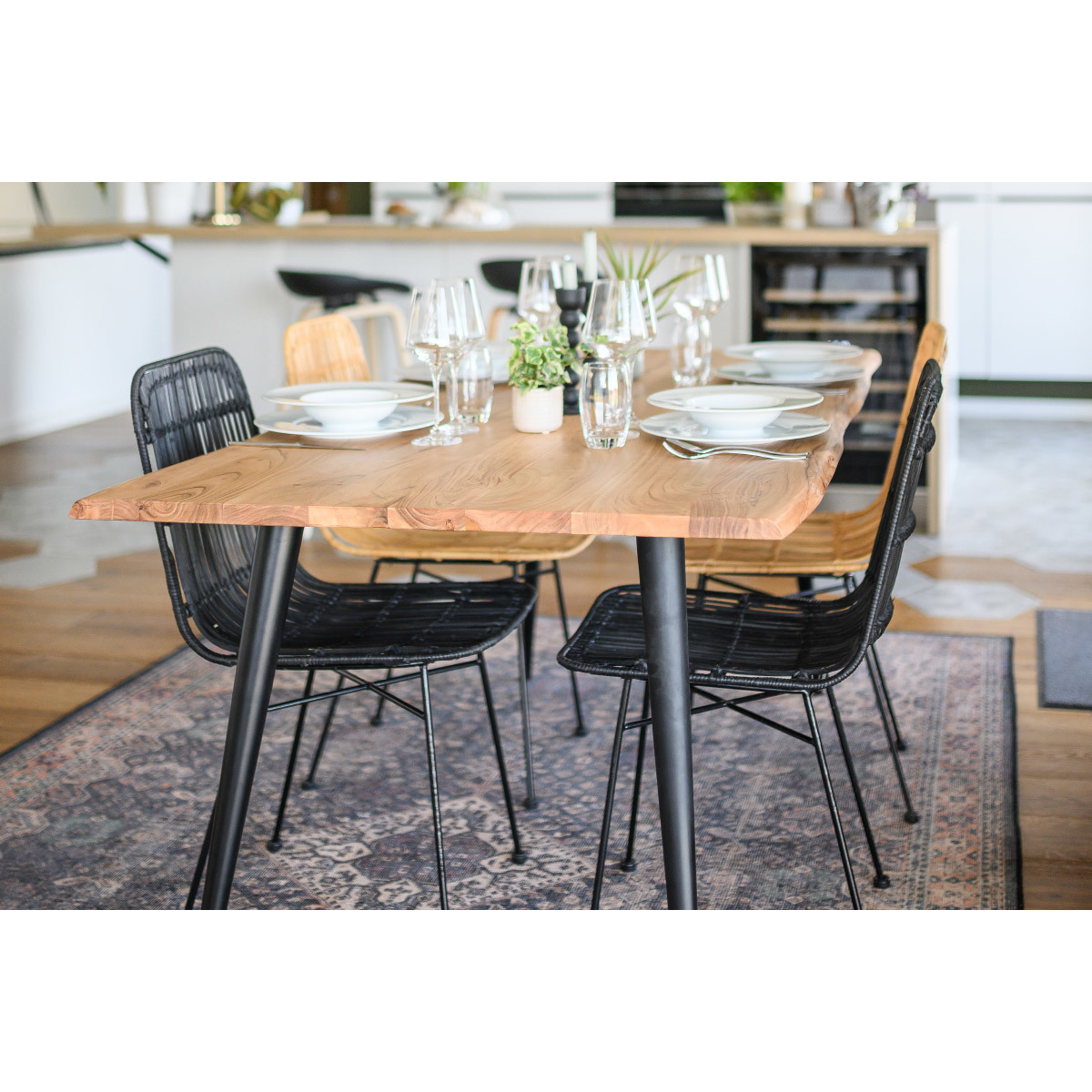 Table à manger rectangulaire industrielle en bois massif et métal noir L175 cm EDGE bois clair / noir, MILIBOO