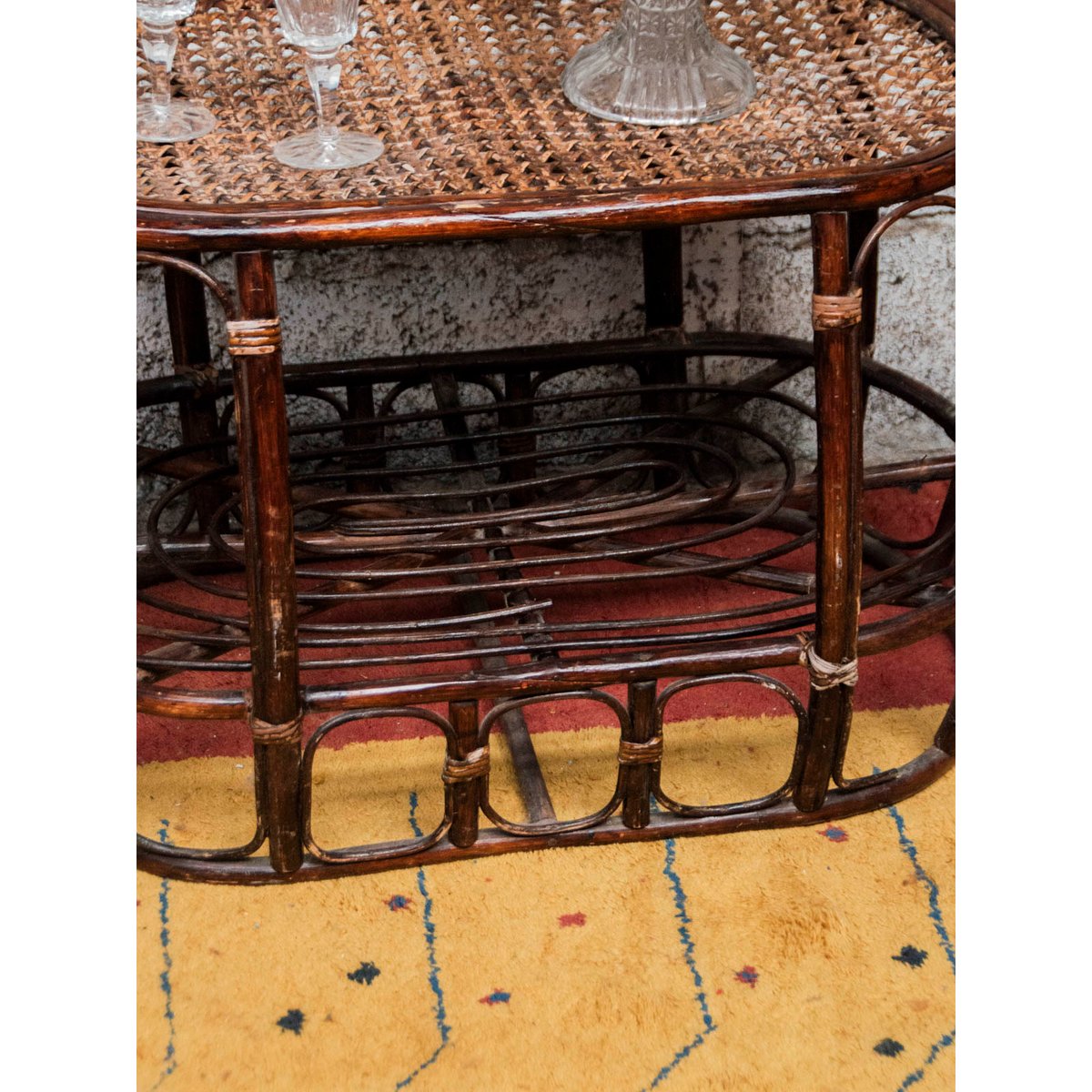 Table basse ovale en rotin Léonie N°519 - Bon état bois foncé, DEBONGOUT