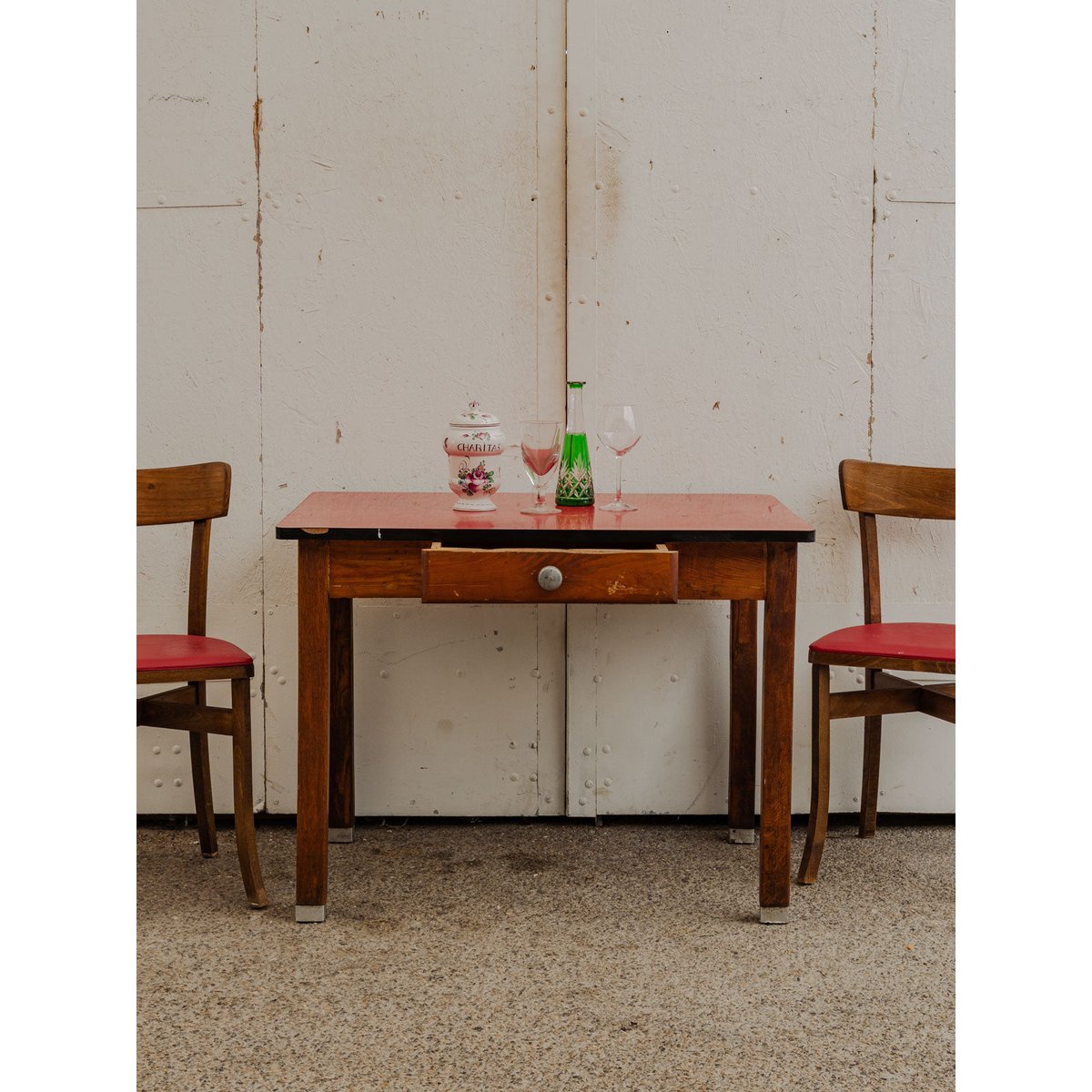 Table à manger en bois et formica rouge Karla N°1180 - Bon état bois foncé, DEBONGOUT
