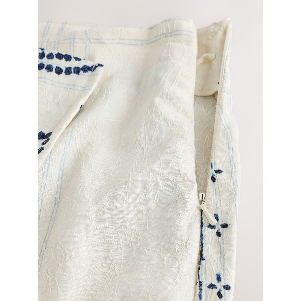 Jupe courte portefeuille à imprimé palmier blanc/bleu marine, NEXT