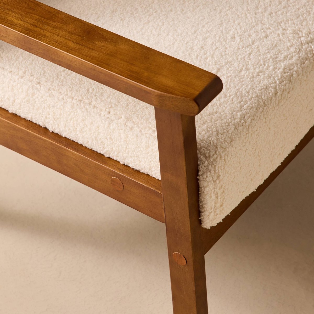 Fauteuil scandinave bois d'hévéa teinté noyer clair bouclette ISAK crème, SWEEEK