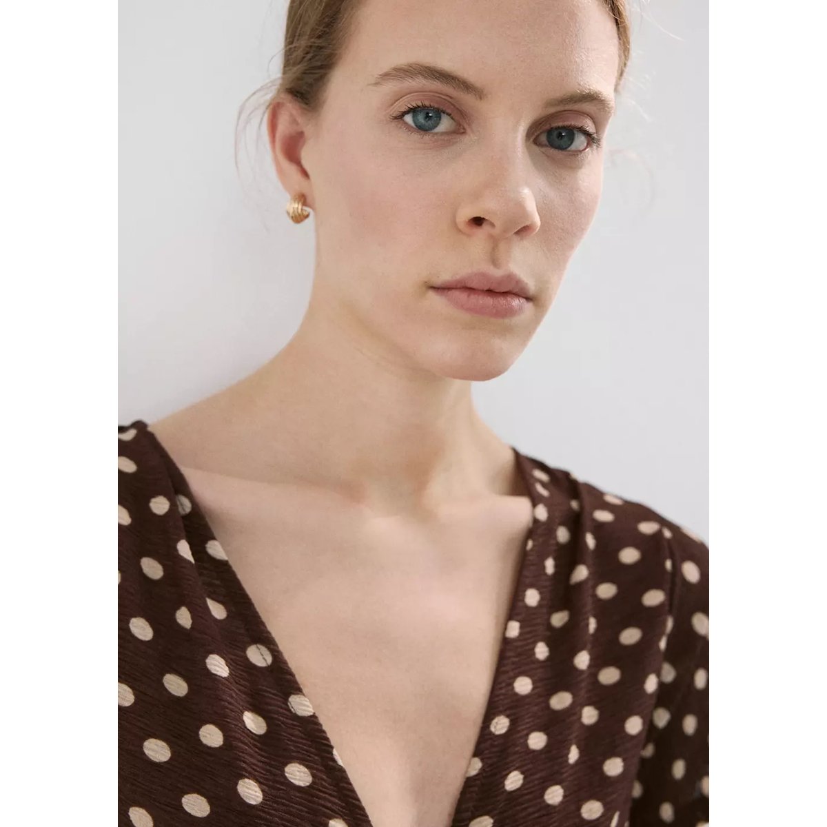 Robe de grossesse texturée à pois marron, MANGO