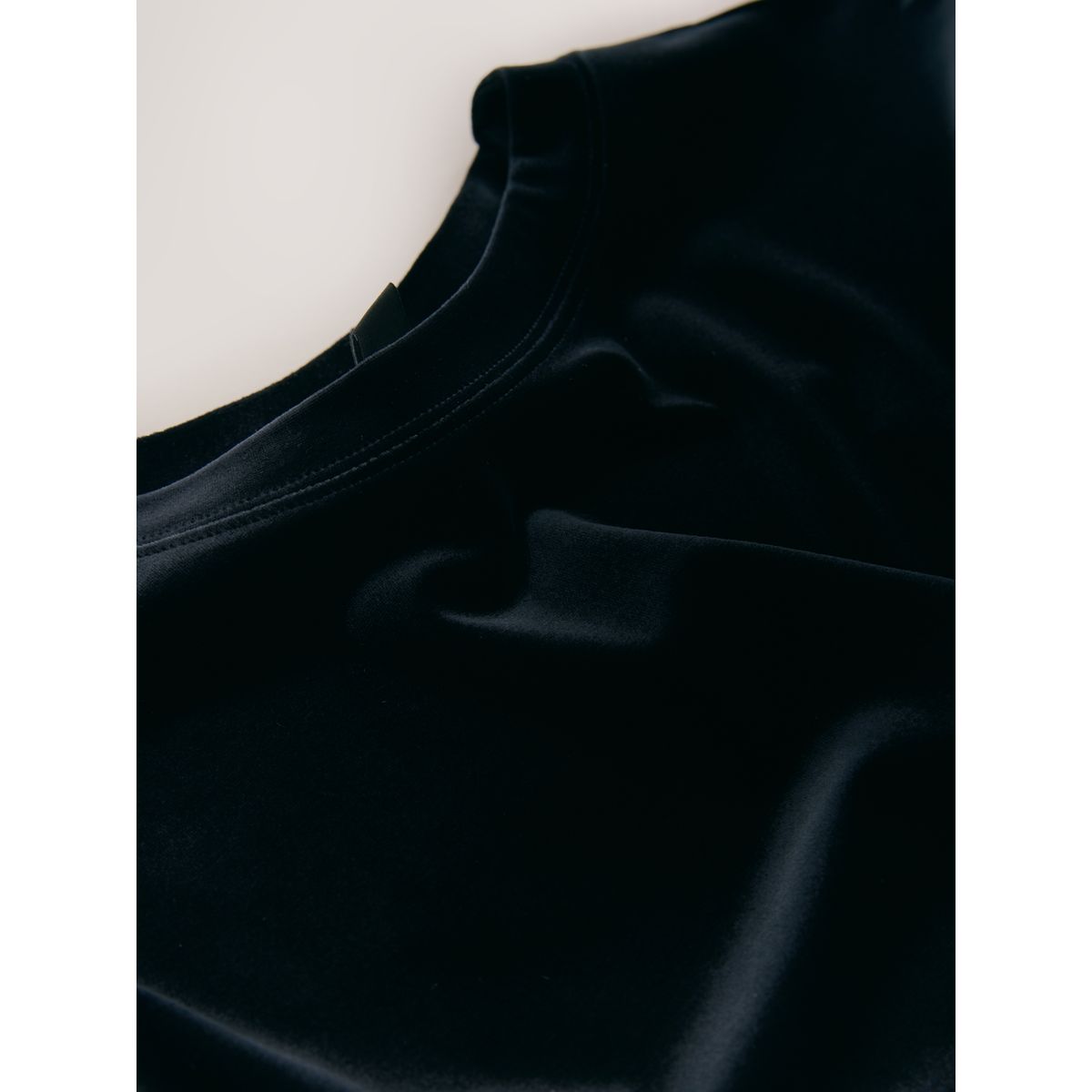 T-shirt manches courtes ras du cou en velours noir, NEXT