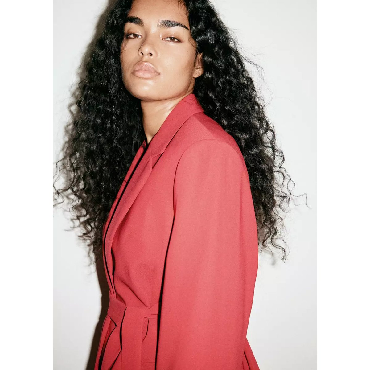 Blazer de costume croisé avec ceinture rouge, MANGO