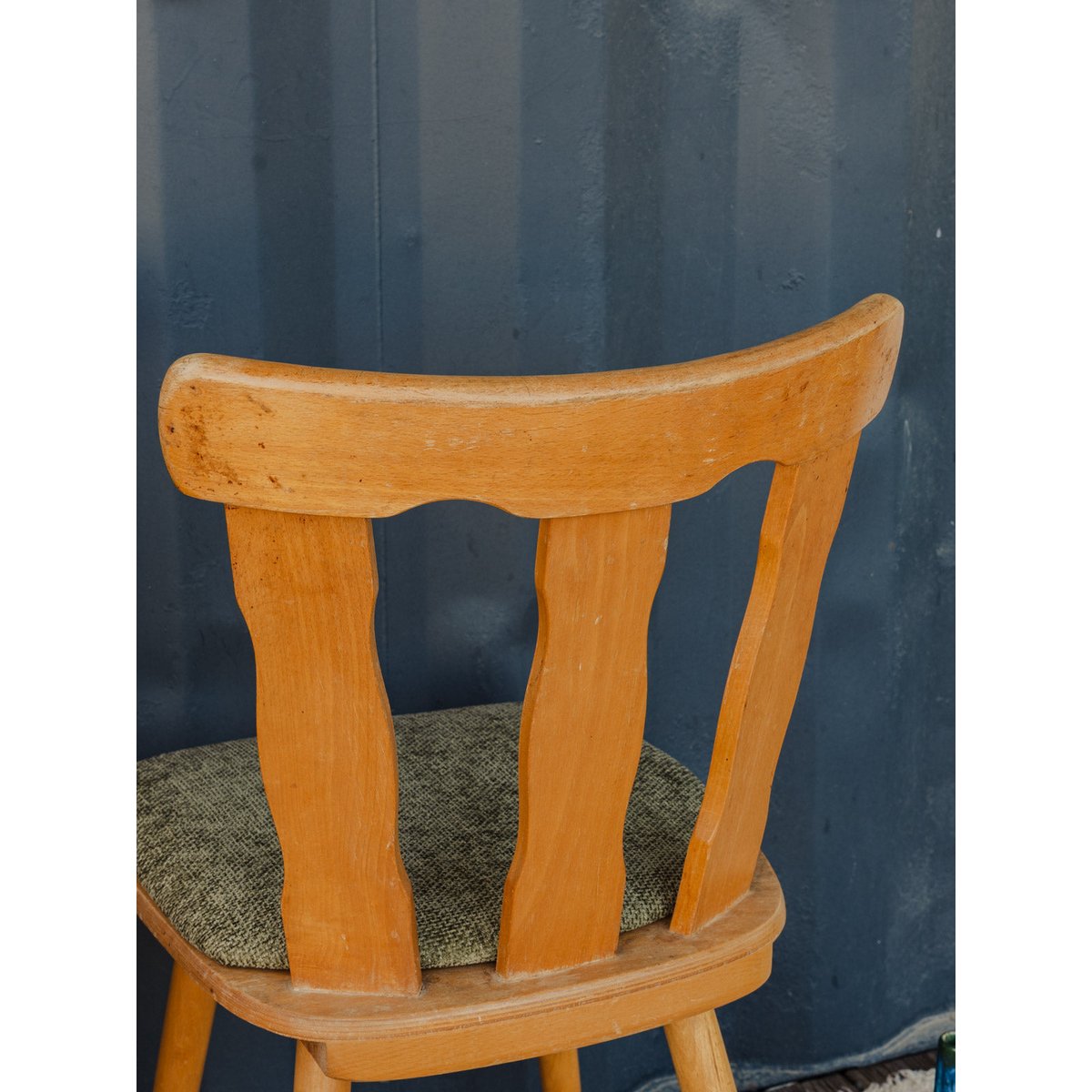 Paire de chaises en bois et tissu vert Alma N°1870 - Bon état bois clair, DEBONGOUT