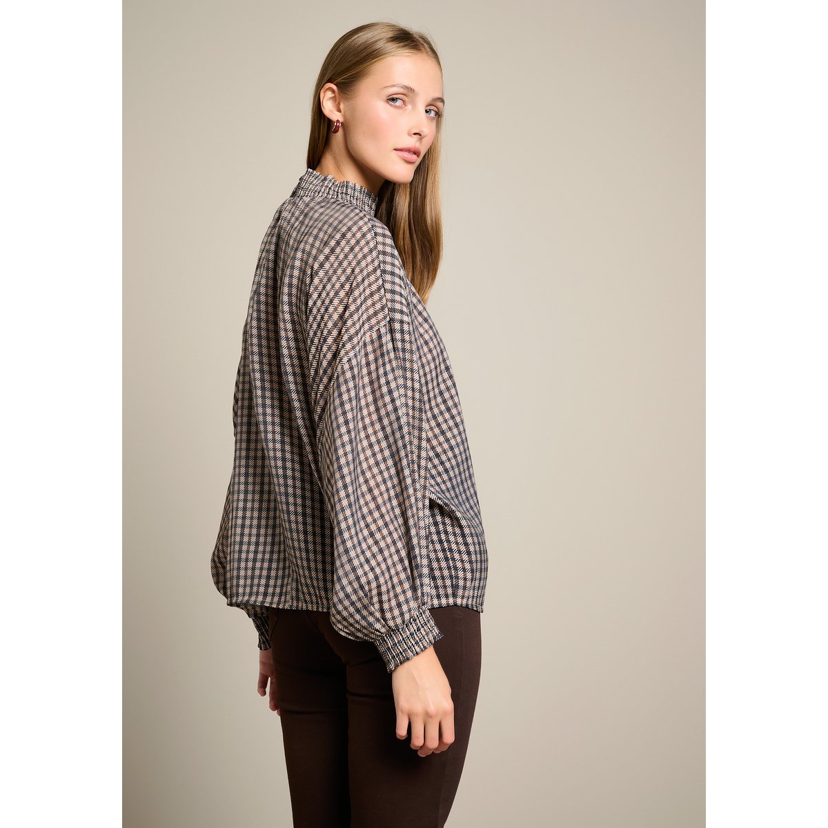 Blouse à carreaux col smocké taupe, LOLALIZA