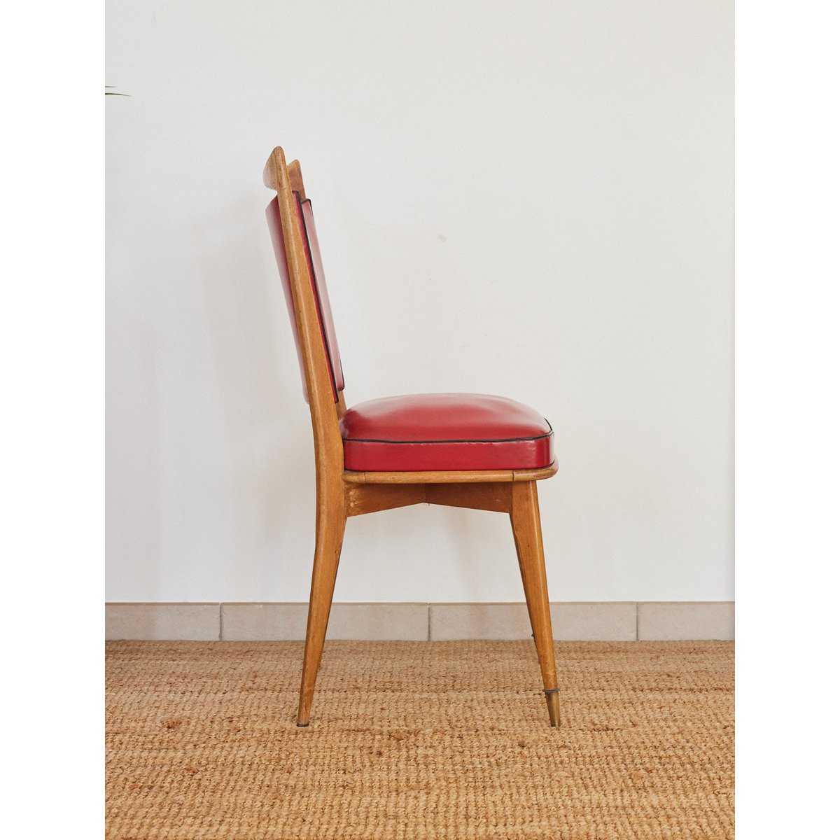Lot de 4 chaises en skaï rouge Alma N°1591 - Bon état bois clair, DEBONGOUT