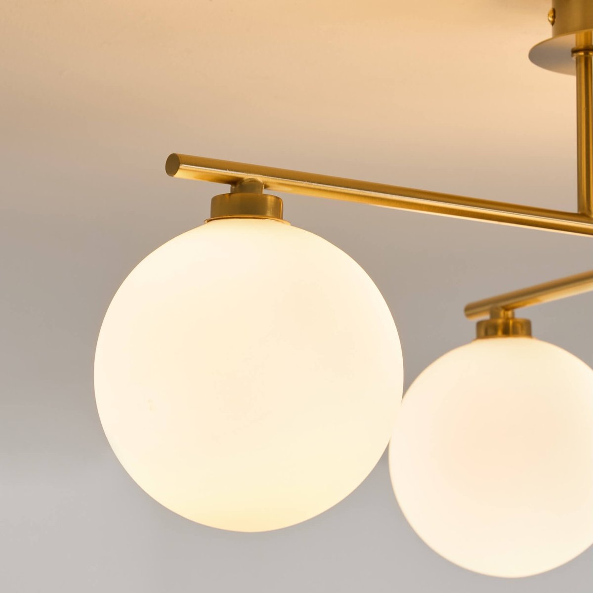 Plafonnier doré 4 globes opale - MILANOA laiton et blanc, KOSILUM