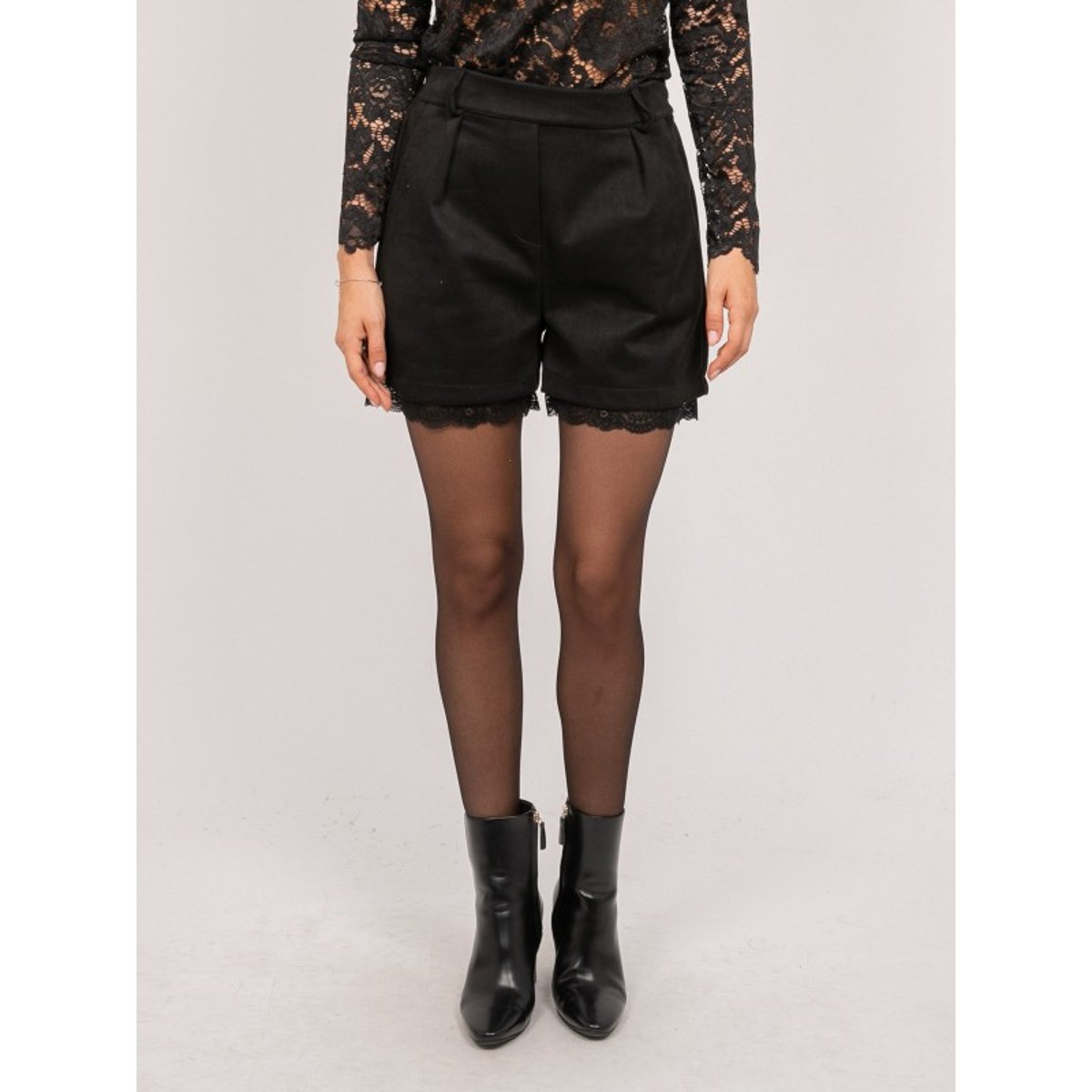 Short Effet Daim Bordure Dentelle Xabara noir, DONA LISA
