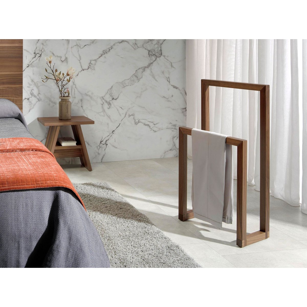 Meuble de chevet en pin noyer, ANGEL CERDA