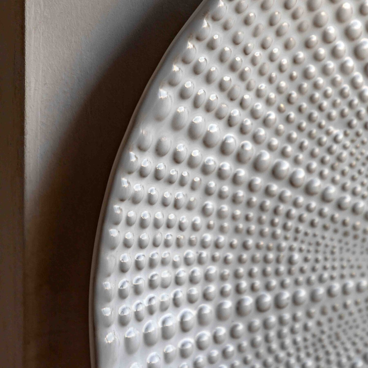 Textured Serving Plate white, ÉDITÉ