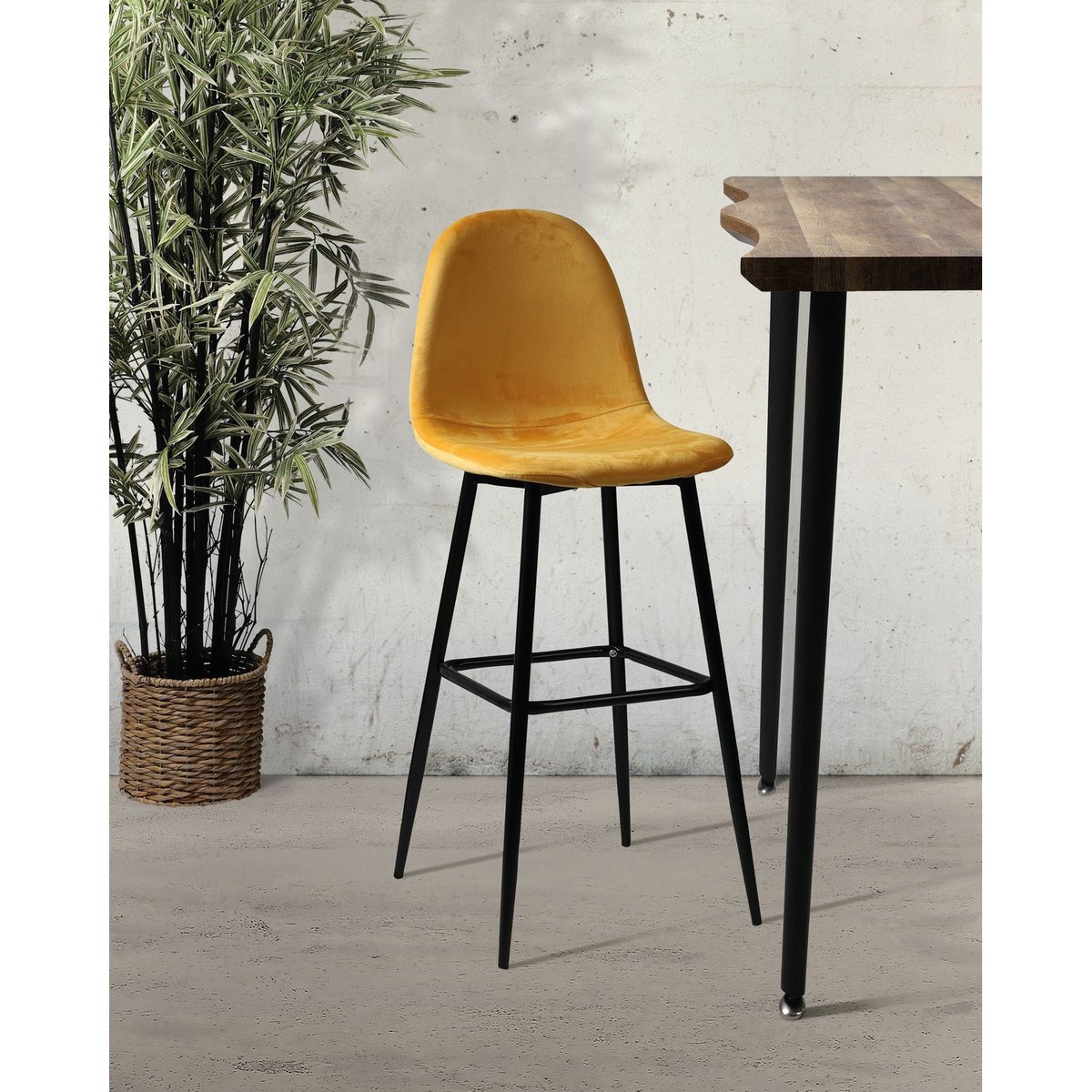 Chaise de bar en velours avec pieds en métal INOUI jaune, URBAN LIVING