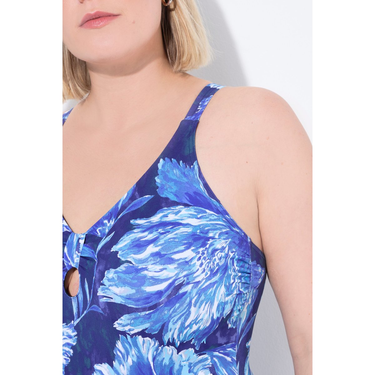 Maillot de bain à fleurs. Bonnets souples. indigo, ULLA POPKEN