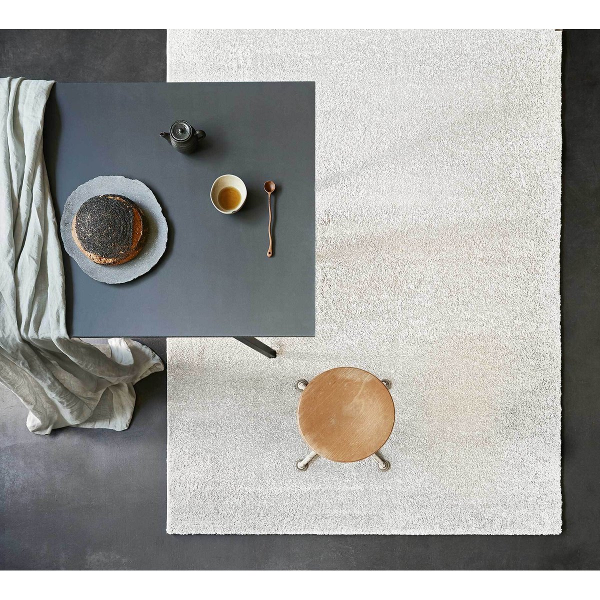 Tapis à poils courts doux, aspect laineux ,  Tilda blanc cendré, WECON HOME