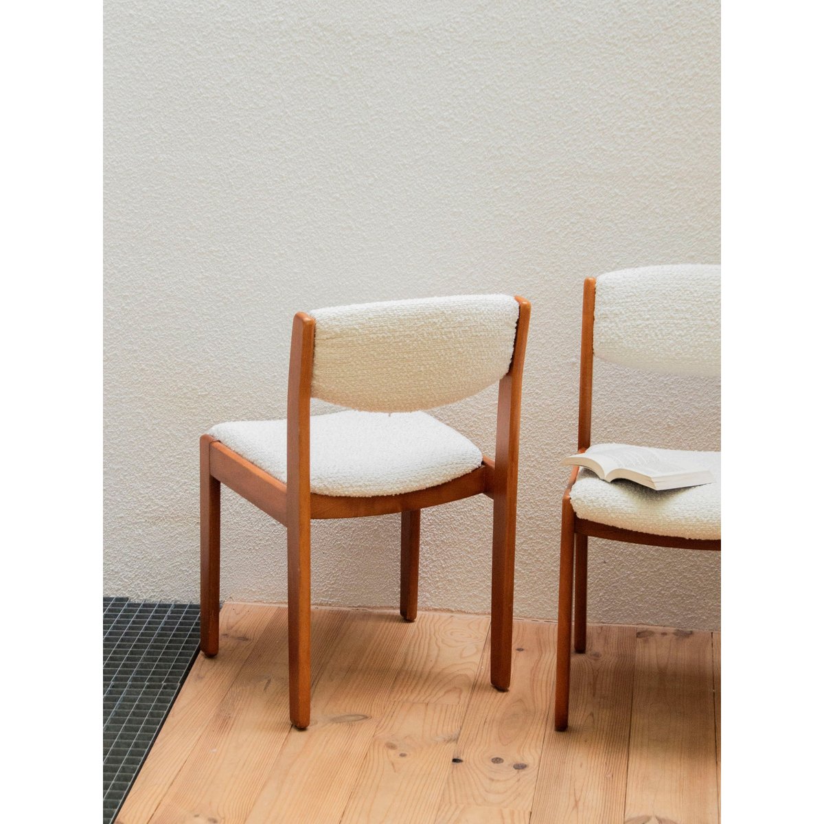 Paire de chaises en bois et tissu Alma N°1071 - Bon état bois, DEBONGOUT