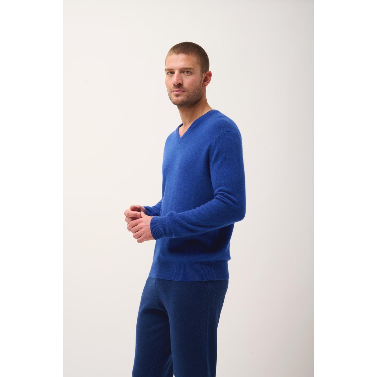 Pull Col V Outremer Walt bleu foncé, JUST CASHMERE