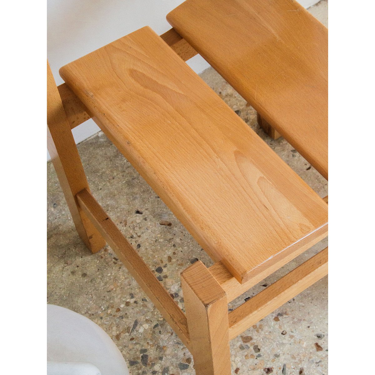 Paire de chaises en pin Alma N°370 - Bon état bois, DEBONGOUT