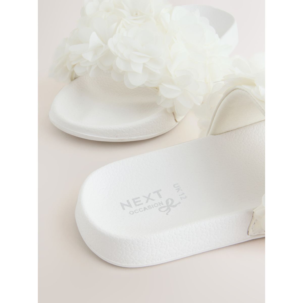 Claquettes avec grosse fleur blanc, NEXT