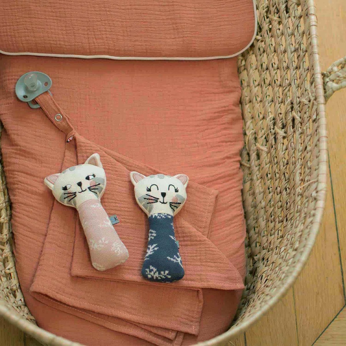 Hochet tricoté en coton bio TRICOT bleu, SEVIRA KIDS