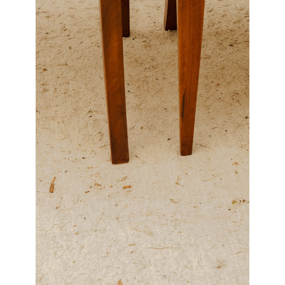 Lot de 3 chaises en bois et tissu rouge Claude N°1705 - Bon état bois foncé, DEBONGOUT