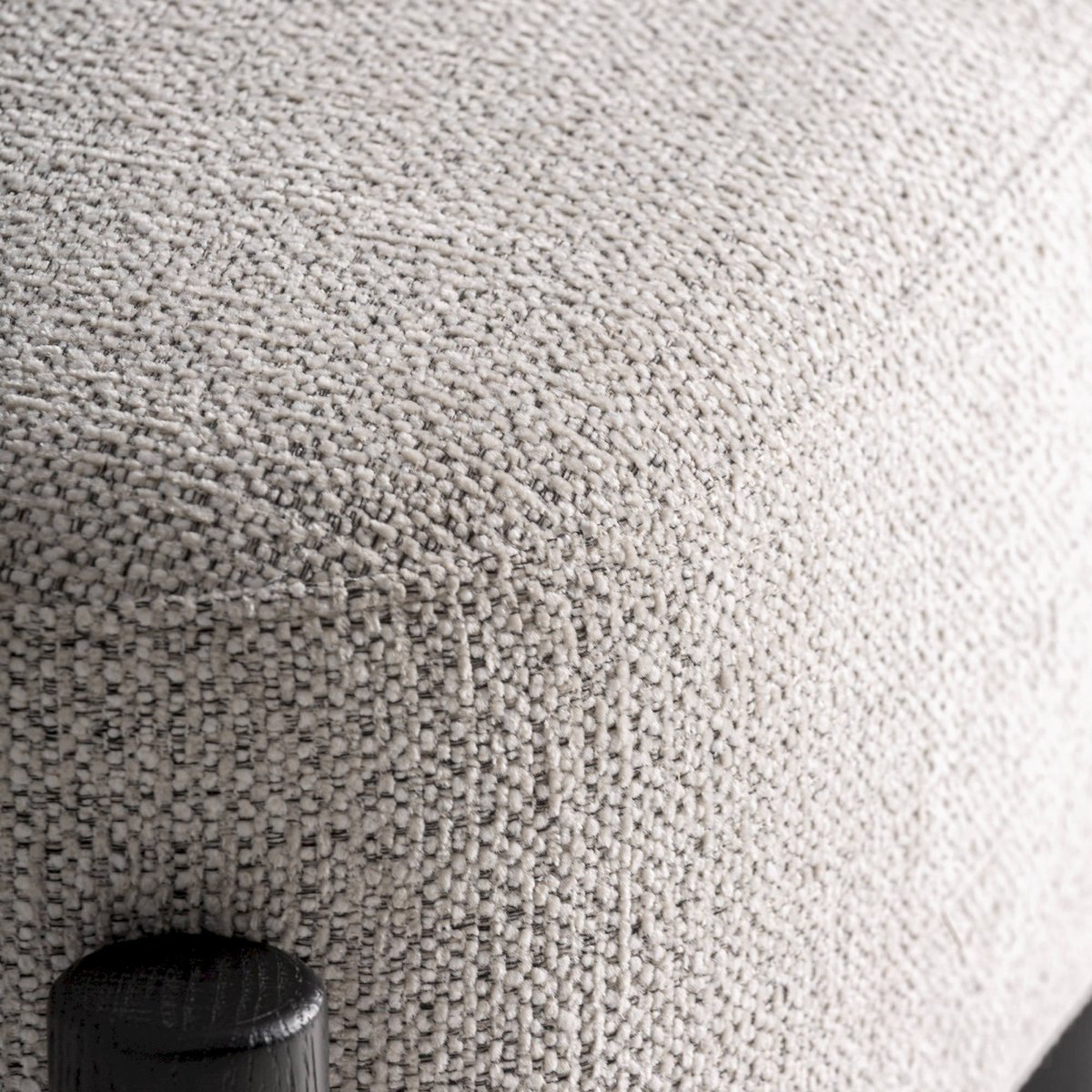 Fauteuil contemporain en bois et tissu blanc cassé et noir, RECOLLECTION