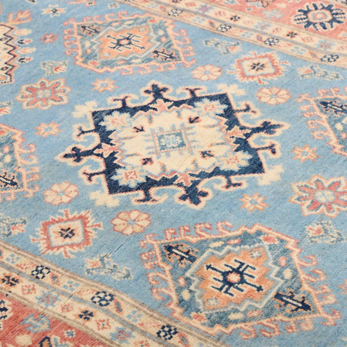 Tapis salon géométrique, artisanal noué main en laine naturelle bleu, beige, rose, UN AMOUR DE TAPIS