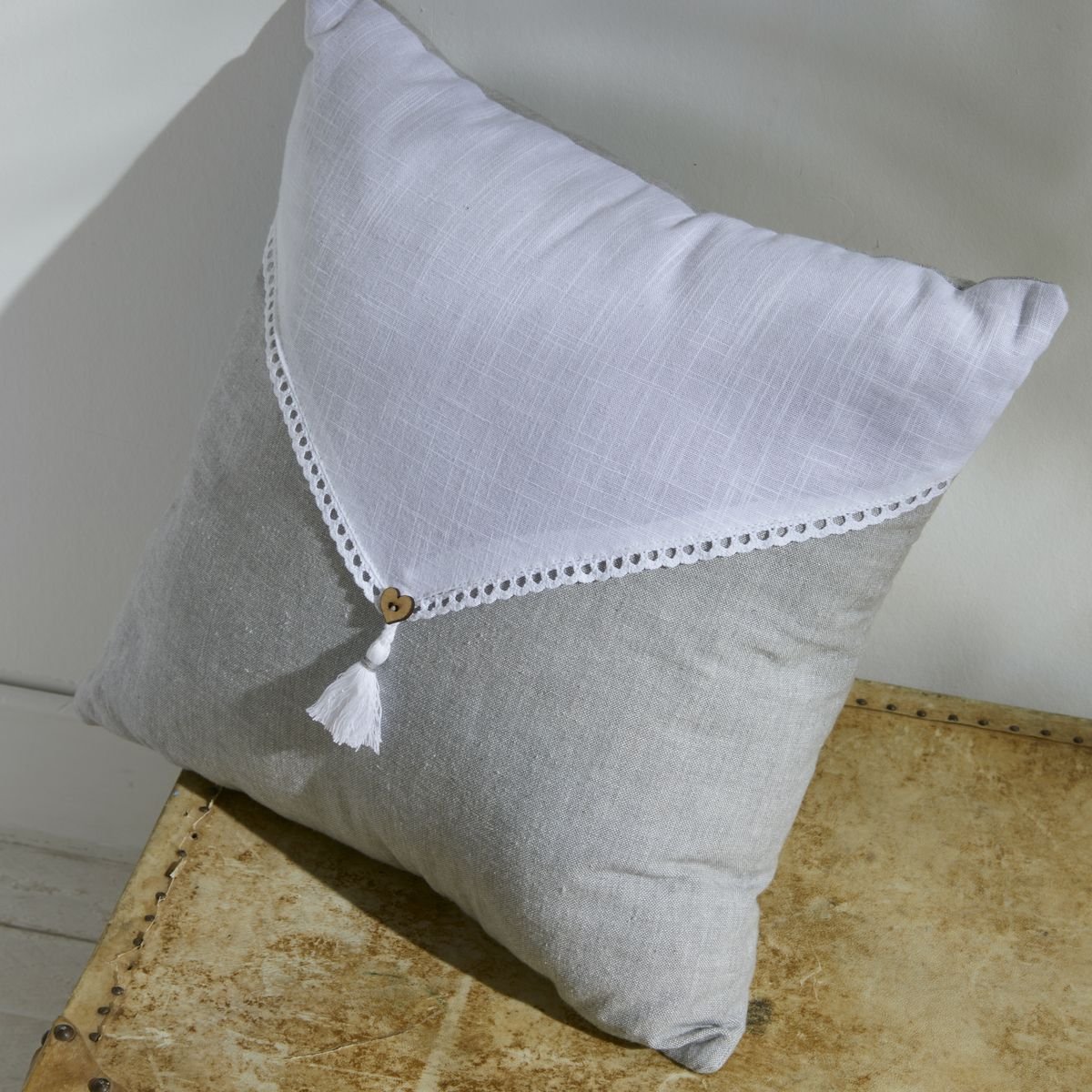 Coussin déhoussable avec pompon coton uni CHARME gris, TODAY