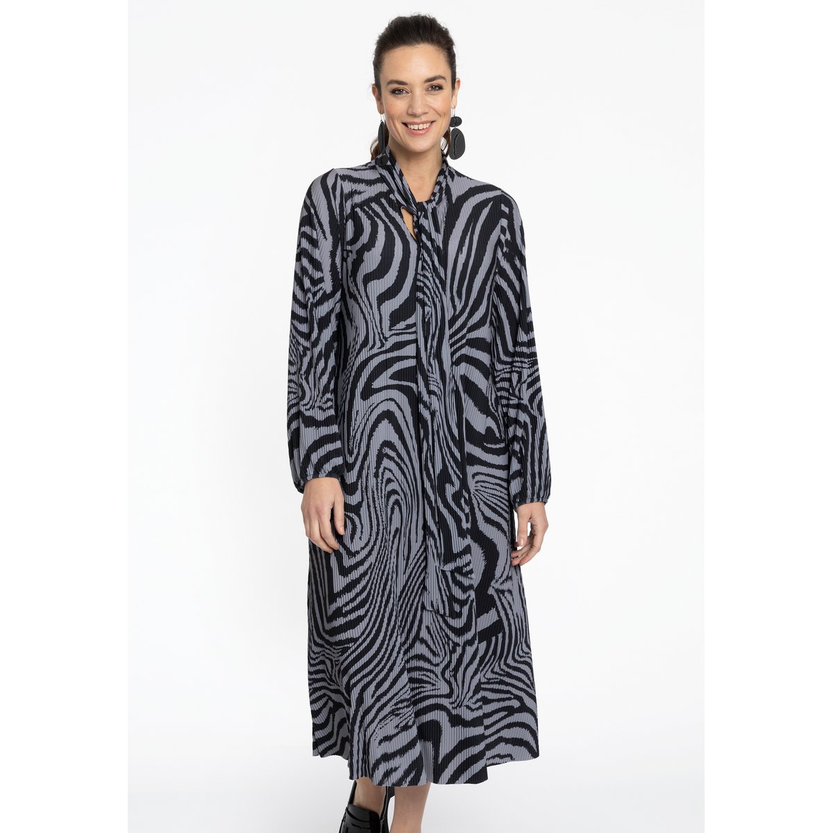 Robe avec nœud noir, YOEK