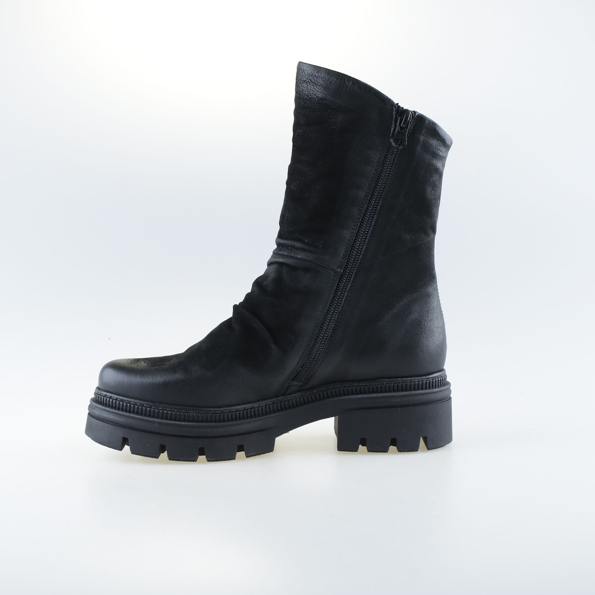 Boots en cuir suédé plissé noir, MJUS