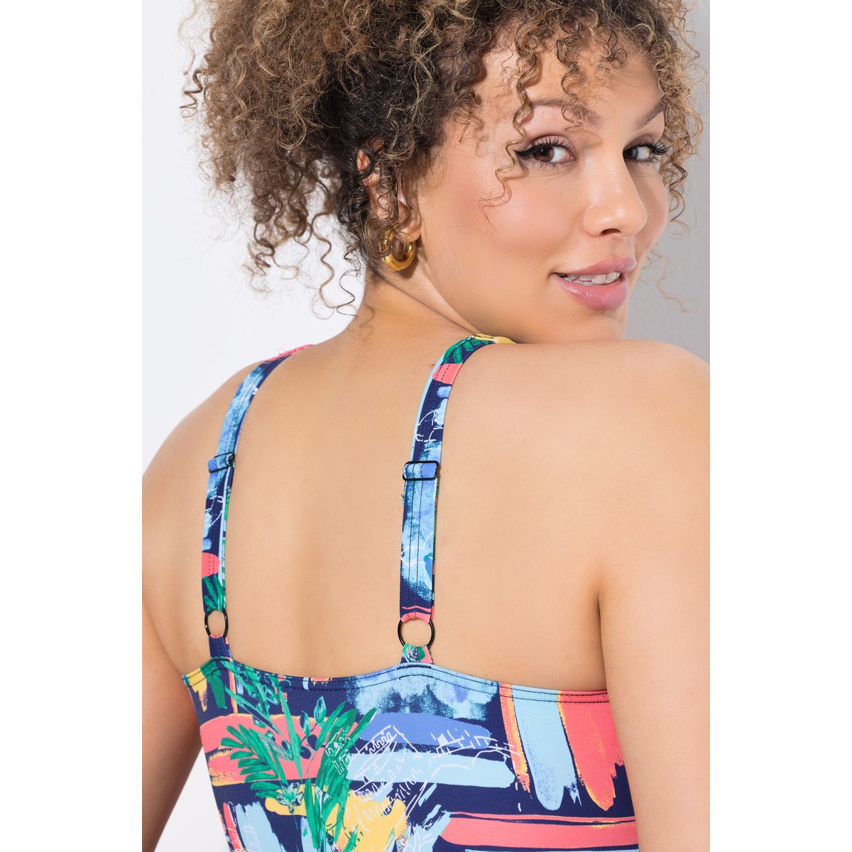 Maillot de bain à bonnets souples. Décolleté corail, ULLA POPKEN