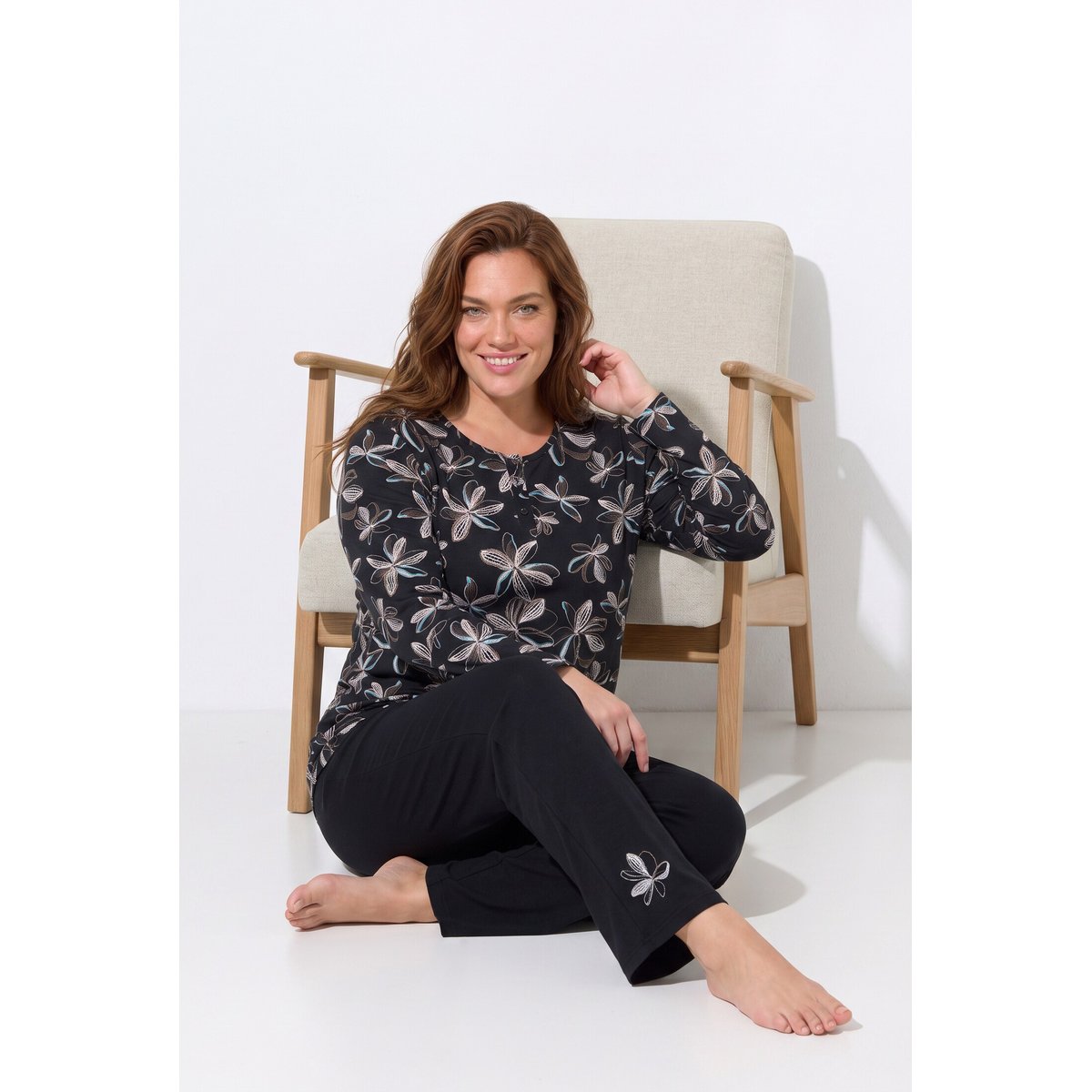 Pyjama motif floral, col Henley noir, ULLA POPKEN