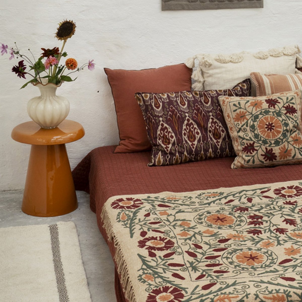 Housse de coussin broderie florale coton SUZANI rouge bordeaux, MADAM STOLTZ