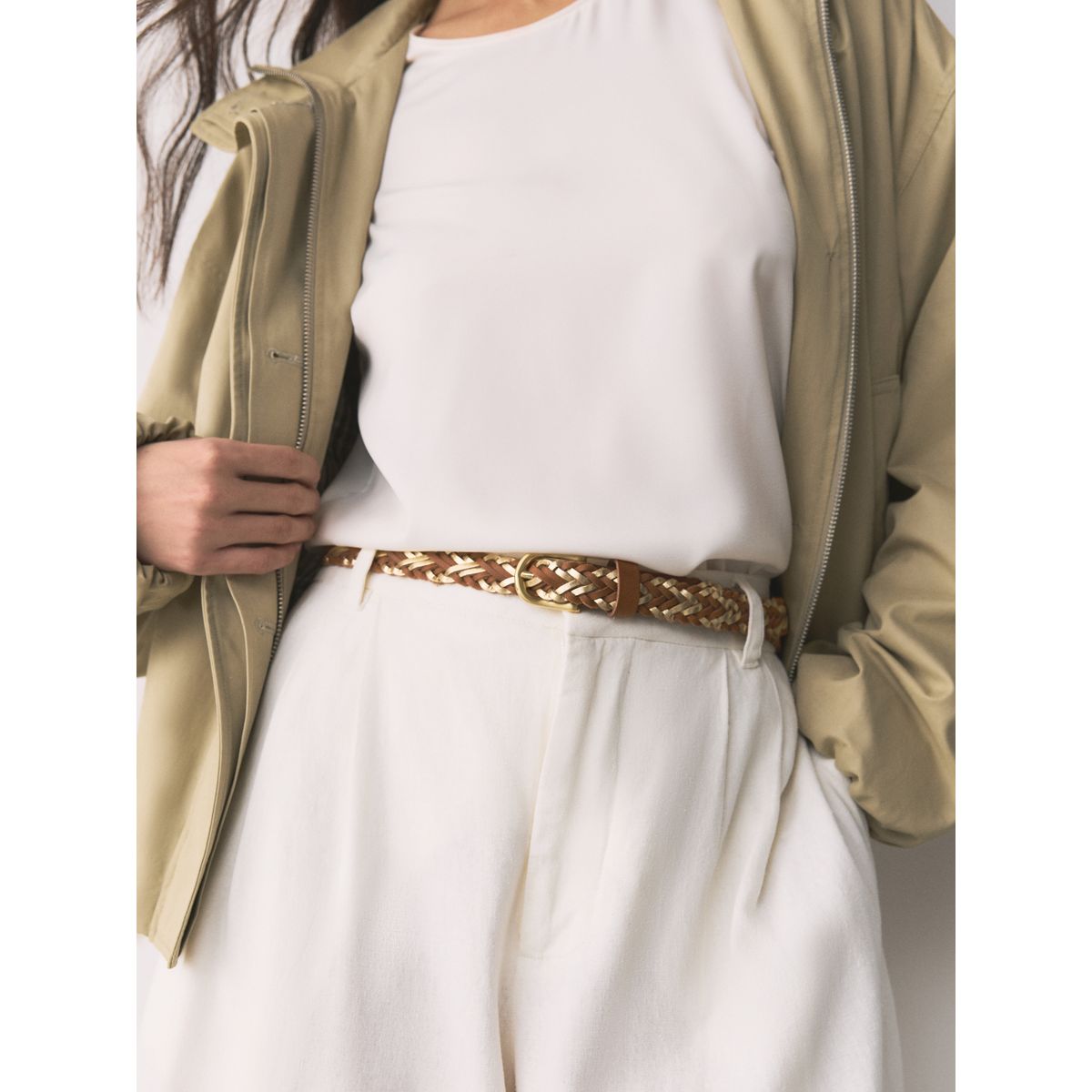 Ceinture fine métallisée en cuir tressé main brun clair/doré, NEXT