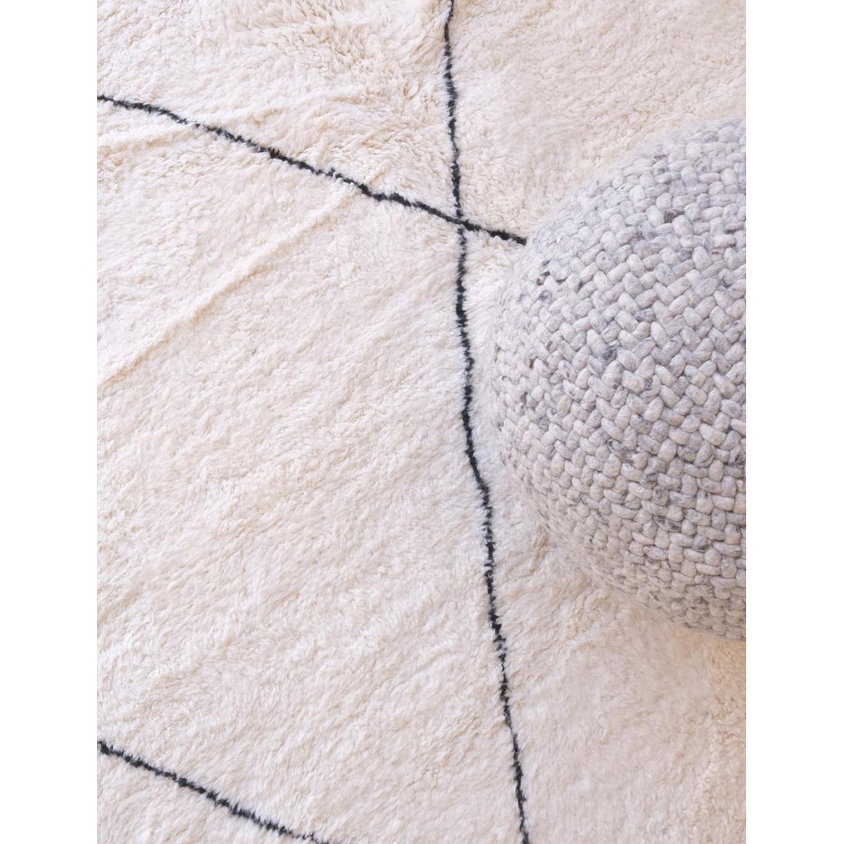 Tapis berbère sobre et graphique noué main en laine 260 x 352 cm blanc pur, AFK LIVING