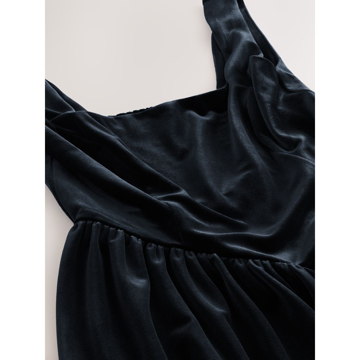 Robe courte cintrée à col carré noir, NEXT