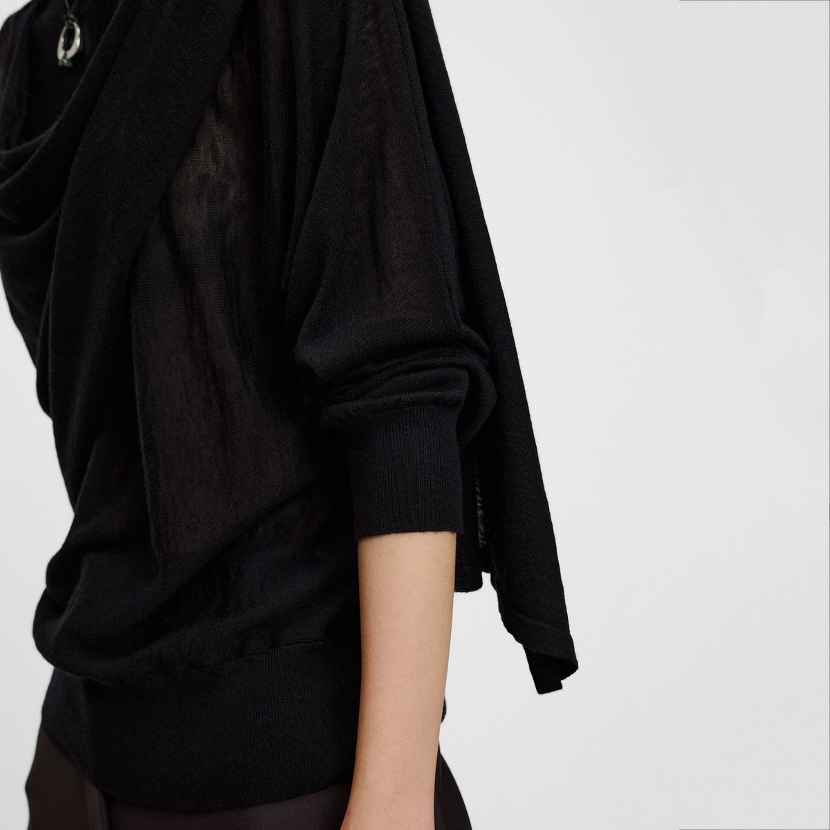 Pull fin en laine mérinos avec écharpe noir, ADOLFO DOMINGUEZ
