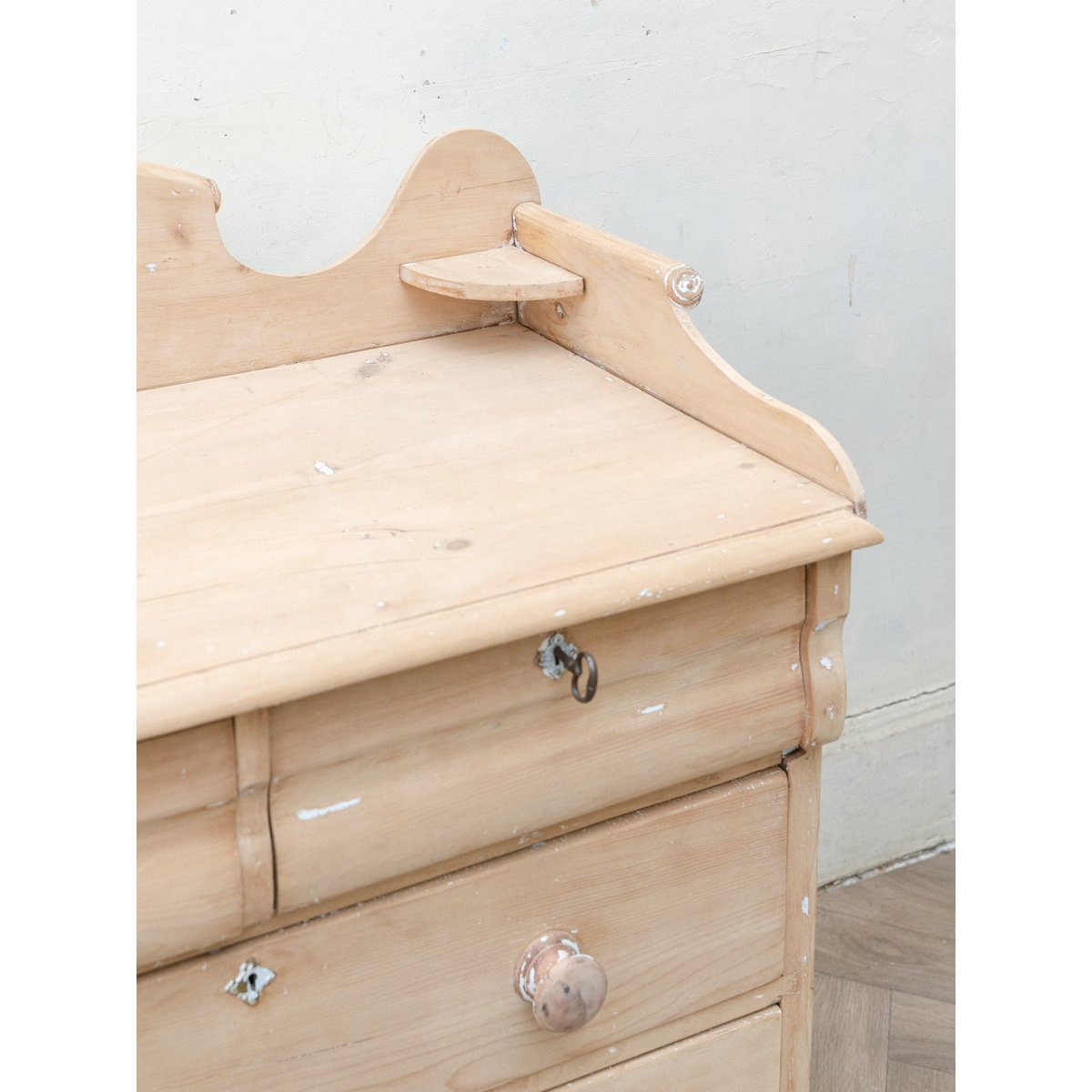 Commode anglaise en bois aux pieds tournés Garance N°738 - Bon état bois clair, DEBONGOUT